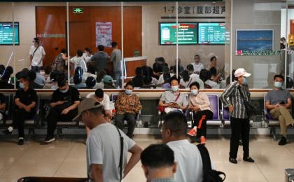 2025年6月23日,北京一家医院候诊人群。(图片来源:Getty Images)