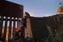 非法移民翻越美墨边境墙。（图片来源：John Moore/Getty Images）