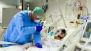 意大利医生在鼓励COVID-19患者。（PIERO CRUCIATTI/AFP/Getty Images）