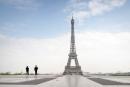 2020年3月17日，法国第一次禁足期间，警察在巴黎埃菲尔铁塔旁的人权广场执勤。（Veronique de Viguerie/Getty Images）