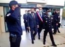 法国总统马克龙（中）走访蒙彼利埃警察局。（GUILLAUME HORCAJUELO/POOL/AFP via Getty Images）