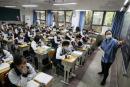 2020年5月20日，武汉一所高中的学生戴着口罩在上课。（图片来源：STR/AFP via Getty Images）