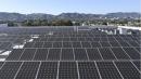 图为：可再生发电的太阳能电池板。（DANIEL SLIM/AFP via Getty Images)