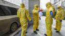 2020年1月30日武汉COVID-19疫情爆发期间殡仪馆人员在转移尸体。（图片来源：Getty Images）