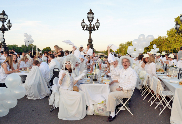 巴黎第26届“白衣晚餐”（dîner en blanc）