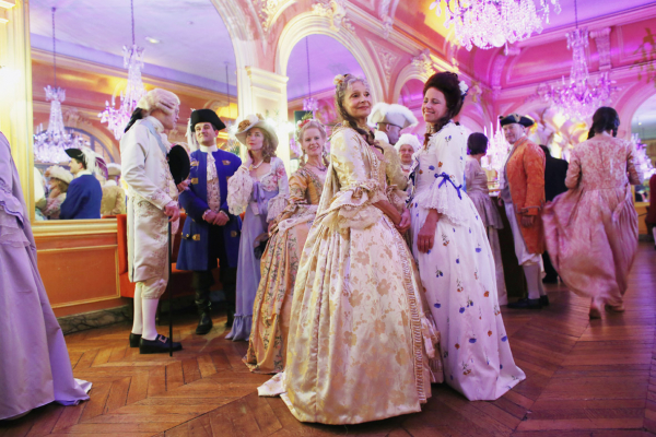 身着17世纪的服饰，法国凡尔赛市一个酒店的舞会
