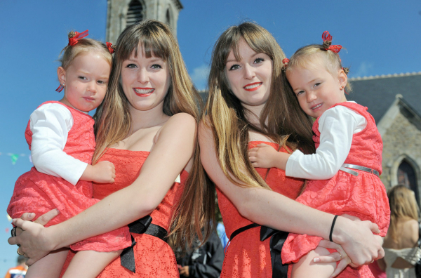 法国西部城镇Pleucadeuc举行的第21届双胞胎节