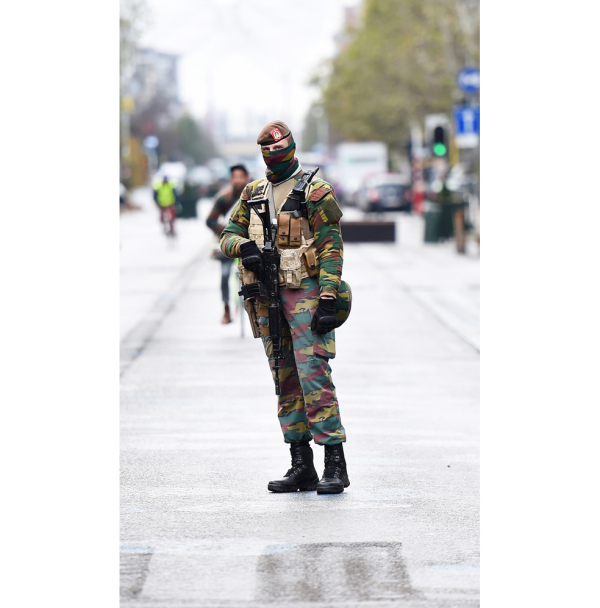 11月24日，比利时持枪士兵在布鲁塞尔街道巡逻 。