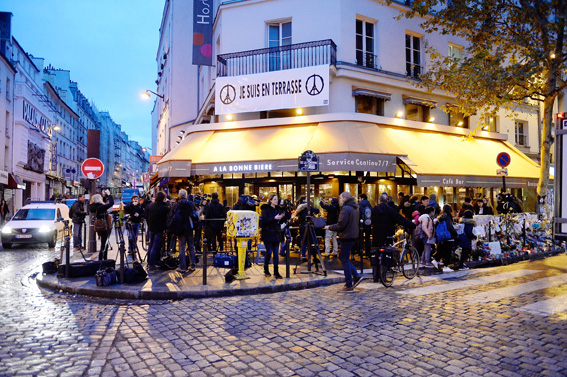 12月4日，巴黎受到恐怖袭击的“好味啤酒”酒吧重新开张。