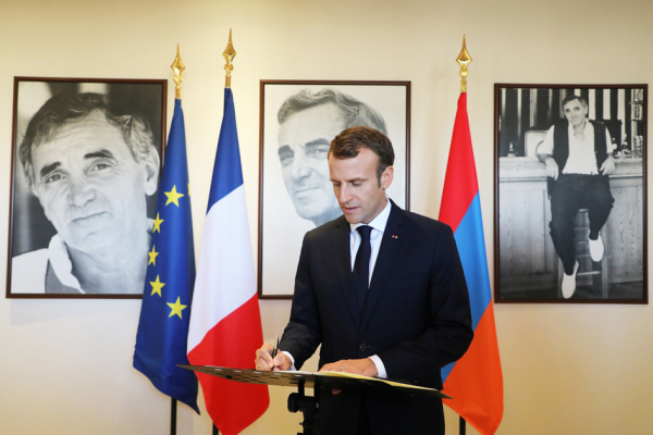 马克龙在亚美尼亚第十七届法语国家峰会期间参观亚美尼亚裔法国阿兹纳弗博物馆基金会并向其致敬（AFP/Getty Images）