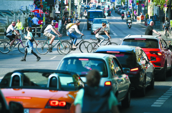 柏林街头，骑自行者通过十字路口。(Getty Images)