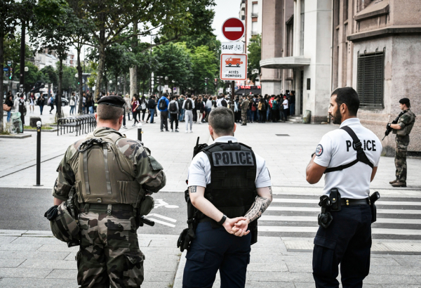 巴黎一所高中门口的警察（AFP/Getty Images）
