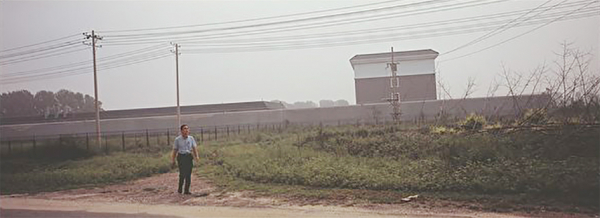 2016年7月30日，孙毅在马三家劳教所一所高墙的外面。这个所的三大队是他遭受酷刑之地。（杜斌摄）