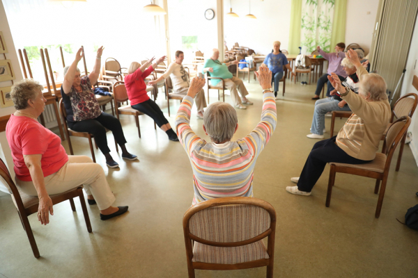老年中心的老人在做运动。（Getty Images）