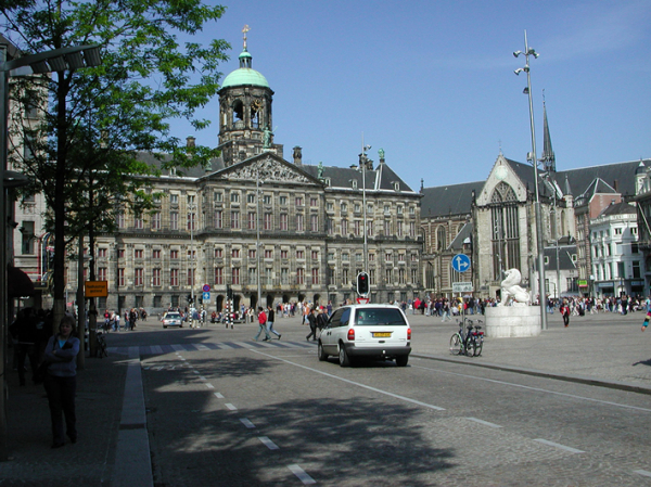 水坝广场上的阿姆斯特丹王宫和新教堂（P.H. Louw/维基百科）