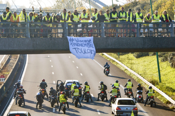 11月17日，图卢兹游行者（“黄背心”）在当地封堵车道，以抗议油价上涨。（AFP/Getty Images）