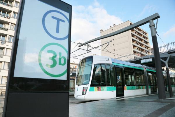 11月24日，巴黎轻轨T3b线延长段正式投入使用。（AFP/Getty Images）