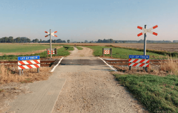 荷兰无安全设施铁道口（© ProRail）