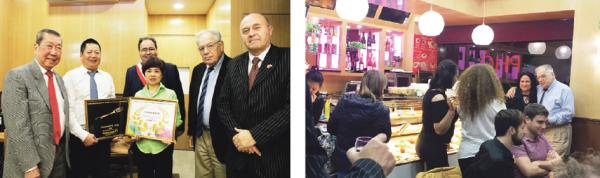 左图：法国国际旅游联合会第一副主席何福基（左一）到场祝贺诸老板夫妇（中）。右图：当晚颁奖活动现场。（摄影：林莲怡/看中国）