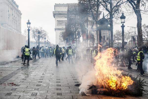 12月8日，在巴黎戴高乐广场凯旋门前，“黄背心”示威活动场景。(AFP/Getty Images)