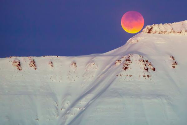 2018年1月31日，挪威朗伊尔城（Longyearbyen）山上看到的超级蓝色血月。(Getty Images)