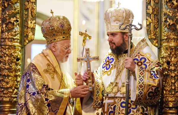 普世牧首巴尔多禄茂一世（左）1月6日在伊斯坦堡圣乔治主教座堂的仪式中签颁教令给乌克兰东正教会牧首叶皮凡尼（右）。（AFP/Getty Images）