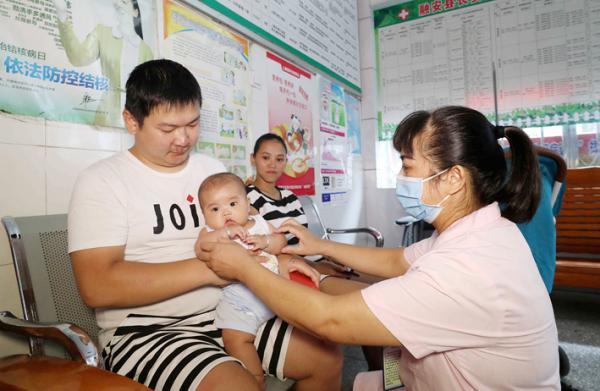 一位家长带宝宝接种疫苗。（Getty Images)