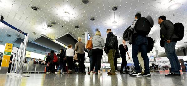 德国汉诺威机场等待安检的乘客（AFP/Getty Images）
