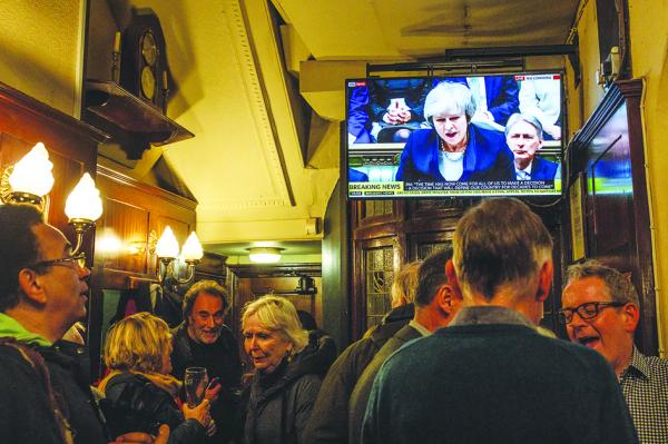图为人群聚集在位于伦敦的Westminster Arms酒馆，聆听梅首相脱欧协议表决受挫后的演说。(Getty Images)