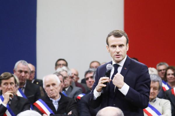 1月18日法国总统马克龙在苏亚克（Souillac）与600名市长见面。（AFP/Getty Images）