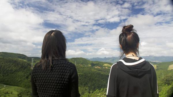 成功逃离朝鲜和中国的脱北女孩美华（左）与智允（右）期待着在韩国新的生活。