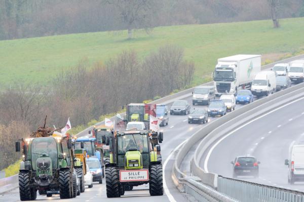2016年2月24日，法国农民使用拖拉机封锁了勒芒 (Le Mans) 附近的一条公路，抗议乳制品和肉类产品收购价格下跌。(AFP/Getty Images)