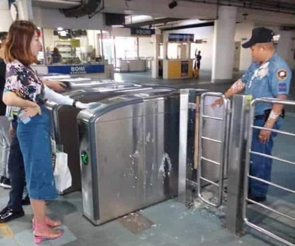 中国女留学生张佳乐在菲律宾马尼拉电车站将豆花泼在警察身上。(MANDALUYONG POLICE/FACEBOOK)
