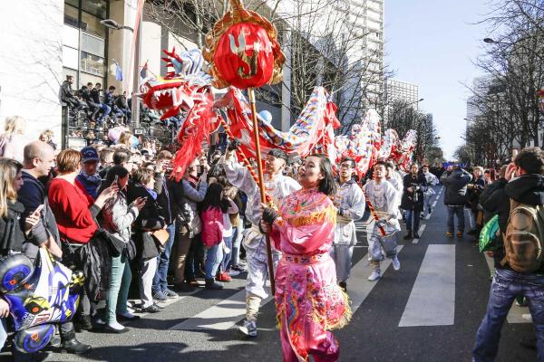 2月17日，巴黎13区中国新年彩妆大游行登场。