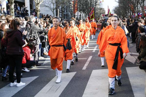 2月17日，巴黎13区中国新年彩妆大游行登场。