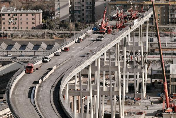 2019年2月8日，技术人员在热那亚莫兰迪桥的遗址西部工作，正式开始拆除桥梁西段。（AFP/Getty Images）