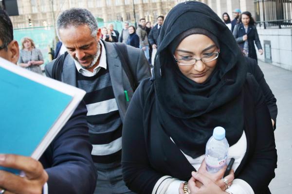 2015年来自伦敦的三名青少年离开家人，前往叙利亚追随伊斯兰国。同年3月10日，英民政事务委员会听取了当事人家庭成员陈述。当事人的父亲（左）；当事人的姐姐（右）。（Getty Images）