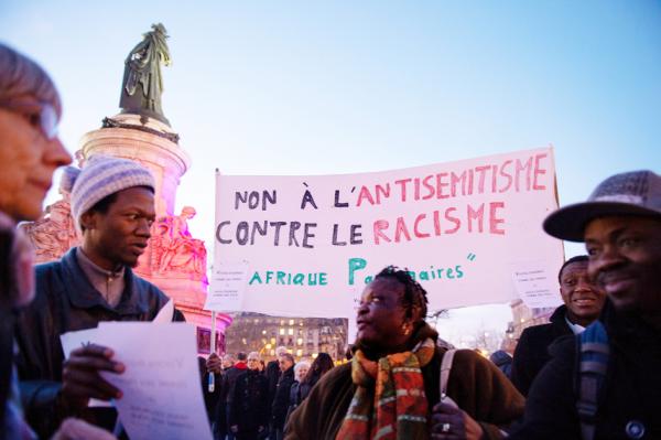 2月19日晚，巴黎市民在共和国广场集会，对“反犹太主义”说“不”。（AFP/Getty Images）
