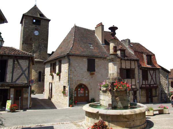 奥图瓦尔小镇镇中心（Christophe.Finot/维基百科CC BY-SA 2.5）