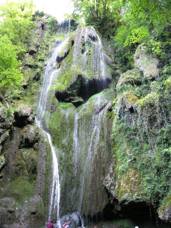 奥图瓦尔瀑布（Thierry46/维基百科CC BY-SA 3.0）