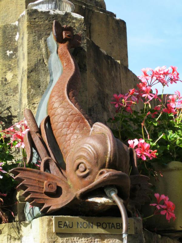 小镇广场上的海豚喷泉（Thierry46/维基百科CC BY-SA 3.0）