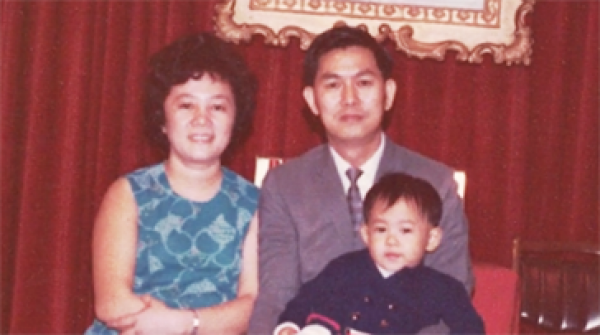 华裔电影人陈仕强(Dave Chan)童年时和养父母