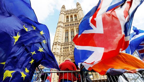 2019年3月14日，英国脱欧和反英国脱欧抗议者在伦敦议会大厦外示威。（AFP/Getty Images）