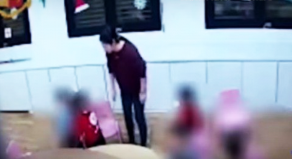 华人女教师涉嫌虐童被捕（视频截图） 