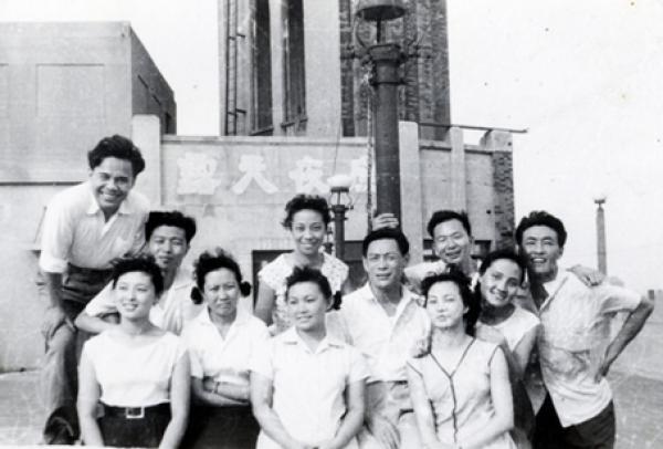 电影《阿诗玛》主创及主要演员：前排左一：杨丽坤，后排左起：葛炎、茅迪芳、刘琼、罗宗贤、包斯尔（阿黑）。