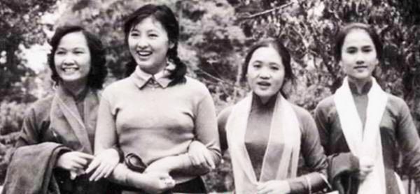 杨丽坤（左三）与友人