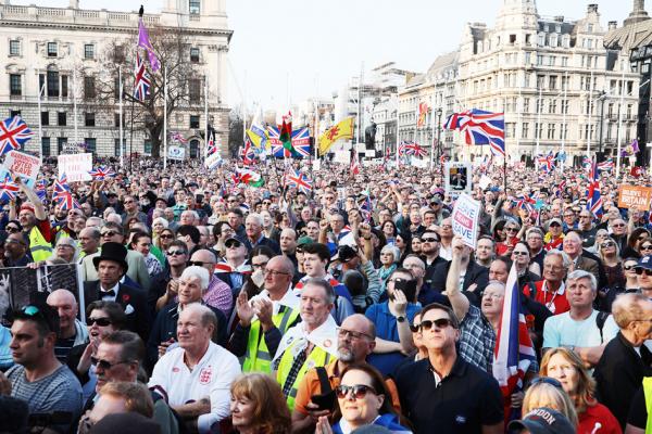 数以千计民众在本应是英国脱欧“独立日”的3月29日，群聚英国国会外。当天，英国国会第3次投票否决了特雷莎·梅的脱欧协议，英国确定5月22日无法脱欧。（Getty Images）