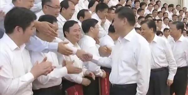 2015年6月30日，习近平会见了在北京开会的“全国优秀县委书记”，并握手。 (视频截图)