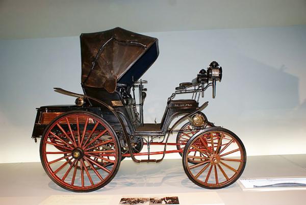卡尔•奔驰公司于1893年推出的“维多利亚”牌汽车。(Valder137 / 维基百科)