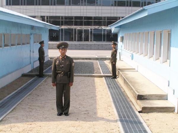 驻守在板门店的朝鲜人民军（图片来源：维基百科）